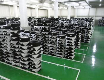 専用倉庫でタイヤ保管_01