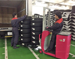 タイヤの出し入れ作業